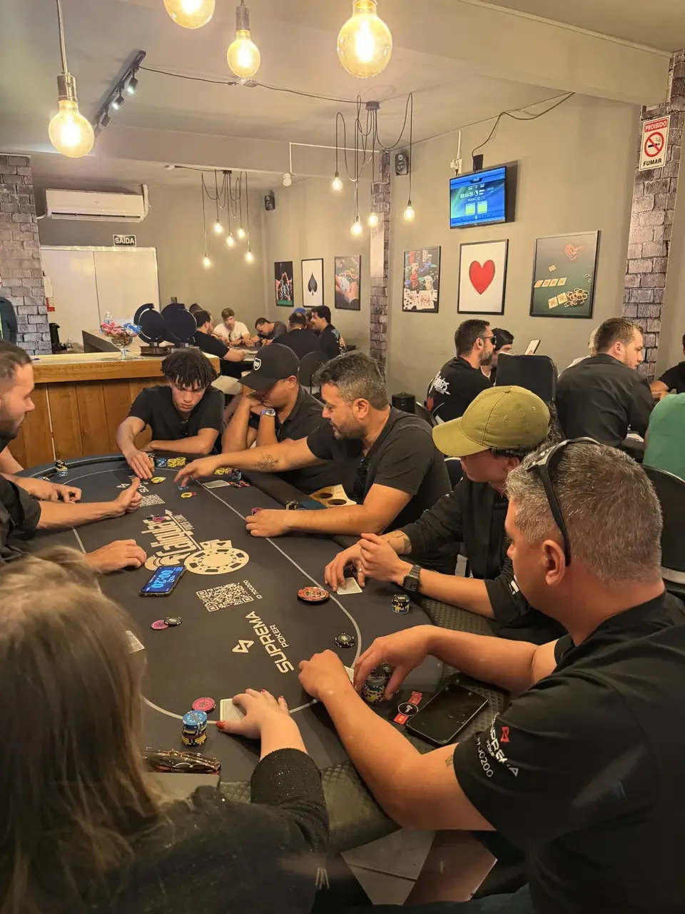 Mesa cheia no Caligulas Poker Live